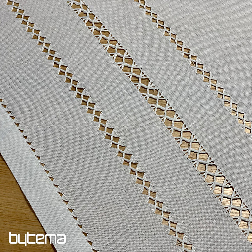 Nappe et foulard blancs ajourés