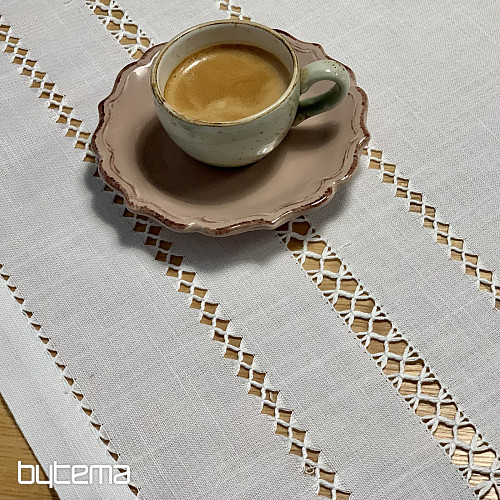 Nappe et foulard blancs ajourés