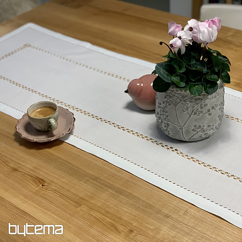 Nappe et foulard blancs ajourés