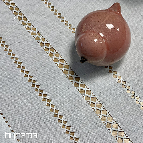 Nappe et foulard blancs ajourés