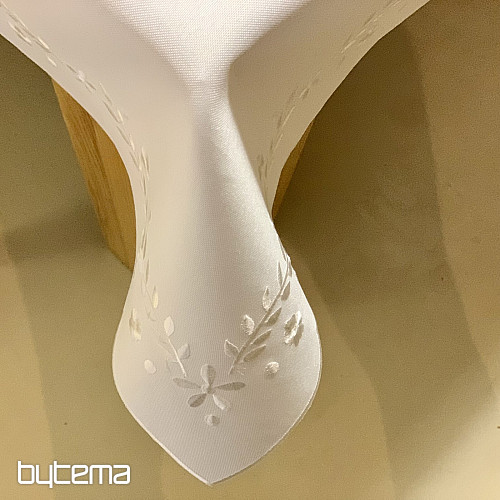 Nappe et foulard brodés de fleurs blanches