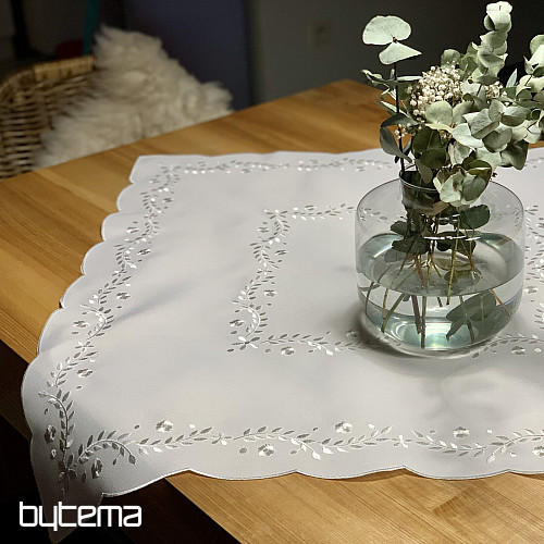 Nappe et foulard brodés de fleurs blanches