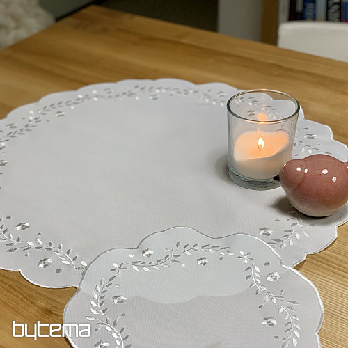 Nappe et foulard brodés de fleurs blanches