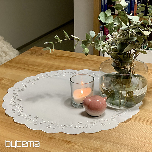 Nappe et foulard brodés de fleurs blanches