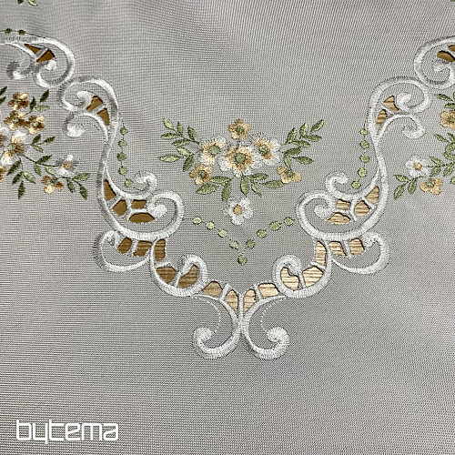 Nappe et foulard brodés de fleurs abricot