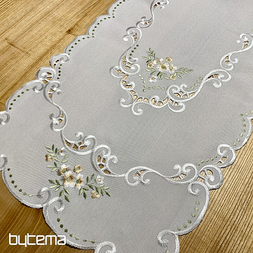 Nappe et foulard brodés de fleurs abricot