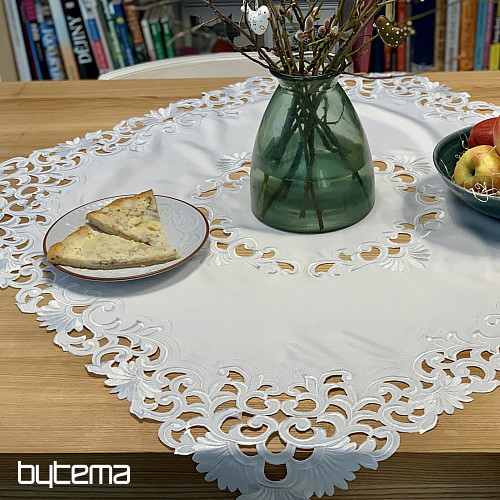 Nappe brodée en dentelle