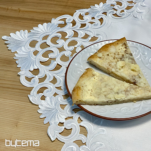 Nappe brodée en dentelle