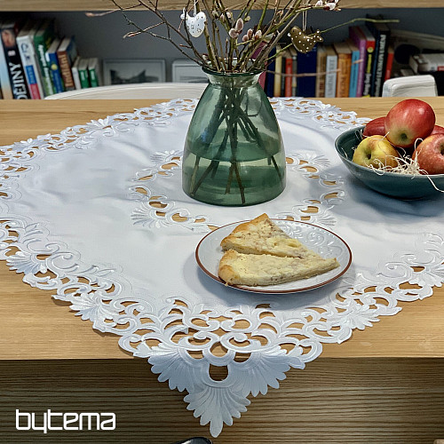 Nappe brodée en dentelle