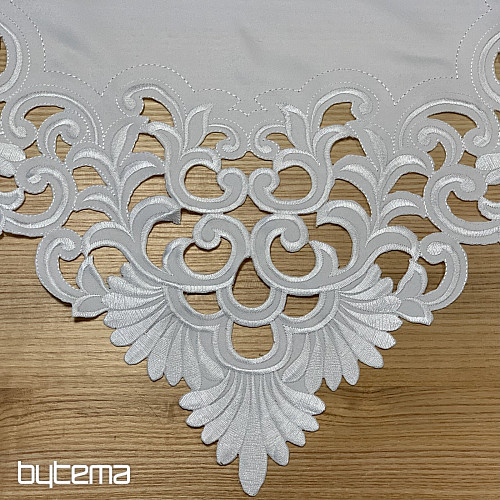 Nappe brodée en dentelle