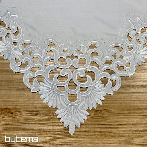 Nappe brodée en dentelle