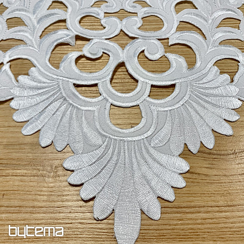 Nappe brodée en dentelle