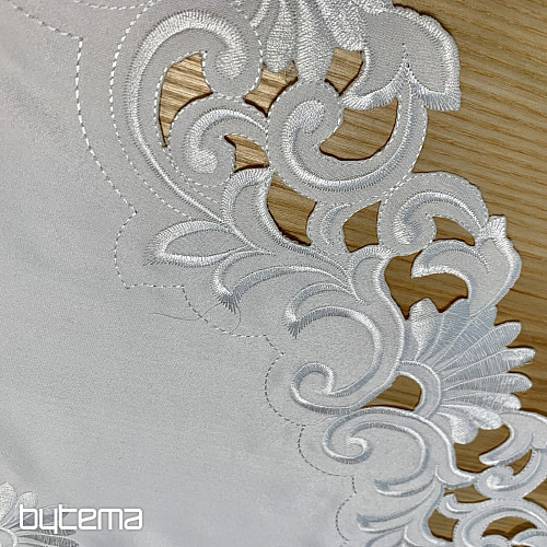 Nappe brodée en dentelle