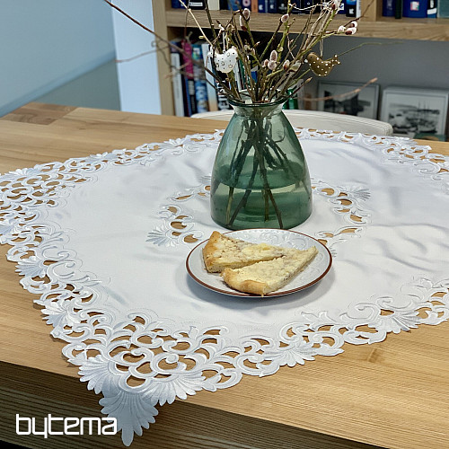 Nappe brodée en dentelle