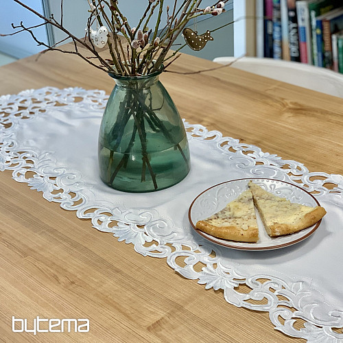 Nappe brodée en dentelle