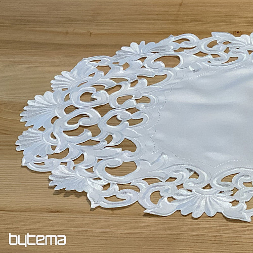 Nappe brodée en dentelle