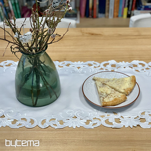 Nappe brodée en dentelle